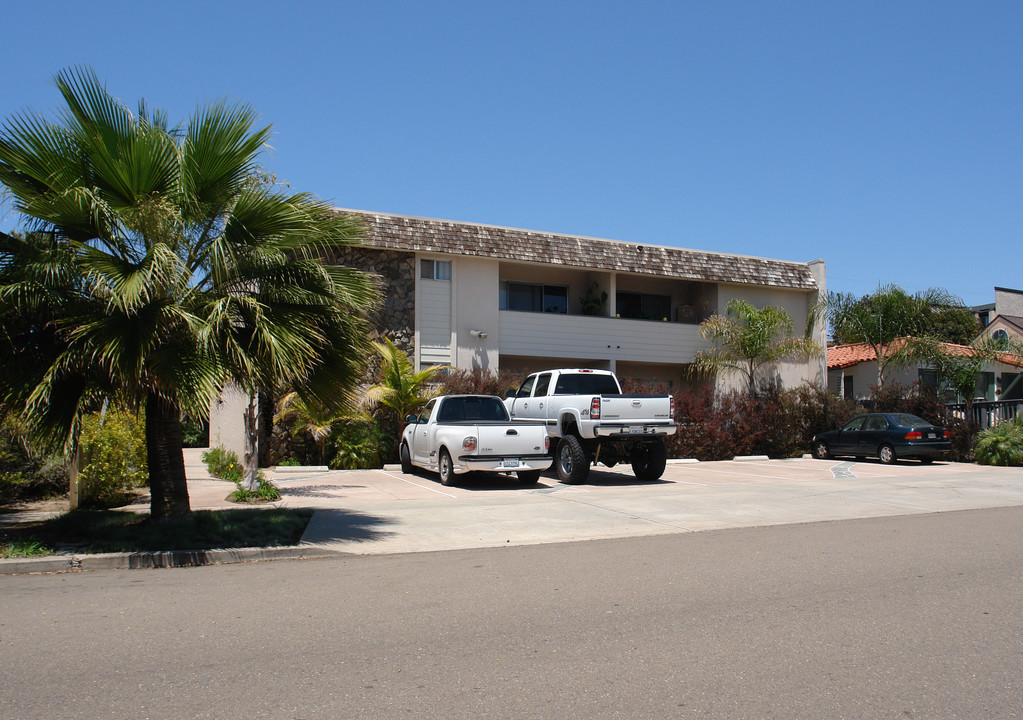 950 Chalcedony St in San Diego, CA - Building Photo