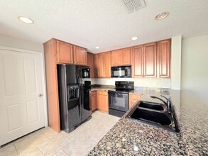 Avalon Park corner end Townhome featuring 3 bedrooms, 2.5 baths, plus office, and 2 car garage. in Orlando, FL - Foto de edificio - Building Photo