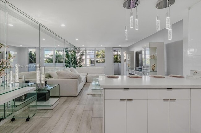 100 Lincoln Rd, Unit 323 in Miami Beach, FL - Building Photo - Building Photo