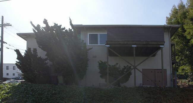 2276 Courtland Ave in Oakland, CA - Building Photo - Building Photo