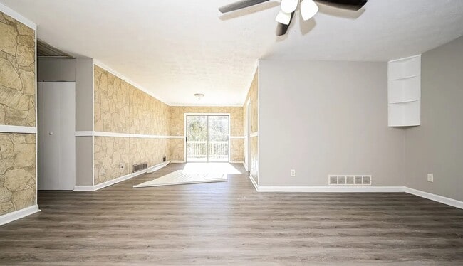 6324 Amberly Rd in Rex, GA - Foto de edificio - Building Photo