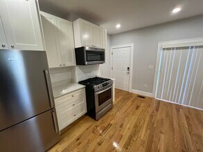 132 1/2 Oxford St, Unit 2 in Cambridge, MA - Building Photo - Building Photo