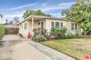 6701 Blewett Ave in Los Angeles, CA - Building Photo