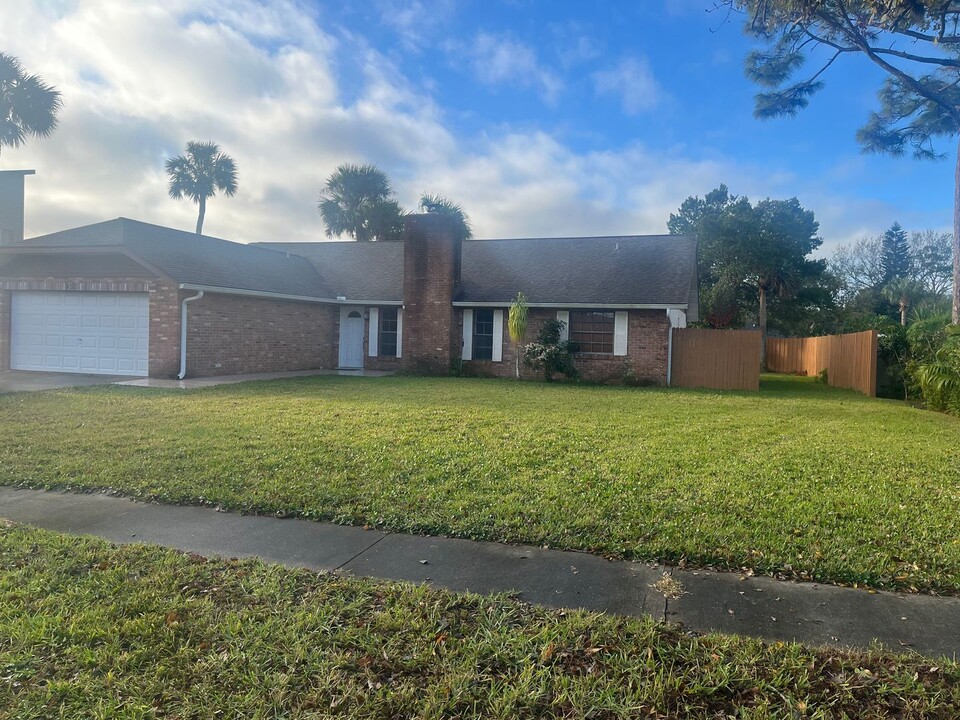 952 Chickadee Dr in Port Orange, FL - Building Photo