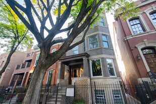 2327 N Southport Ave, Unit 1 in Chicago, IL - Building Photo