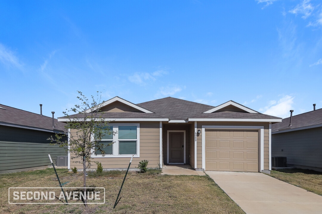 6088 Determine Ln in Forney, TX - Building Photo