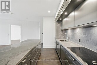 259 The Kingsway in Toronto, ON - Building Photo - Building Photo