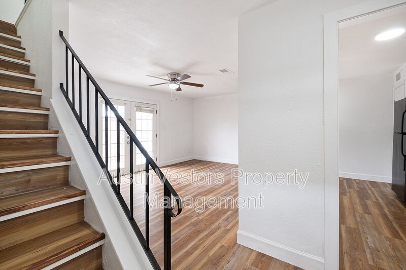 2217 Mission Hill Dr in Austin, TX - Building Photo