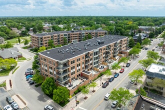Crescent Court in Elmhurst, IL - Foto de edificio - Building Photo