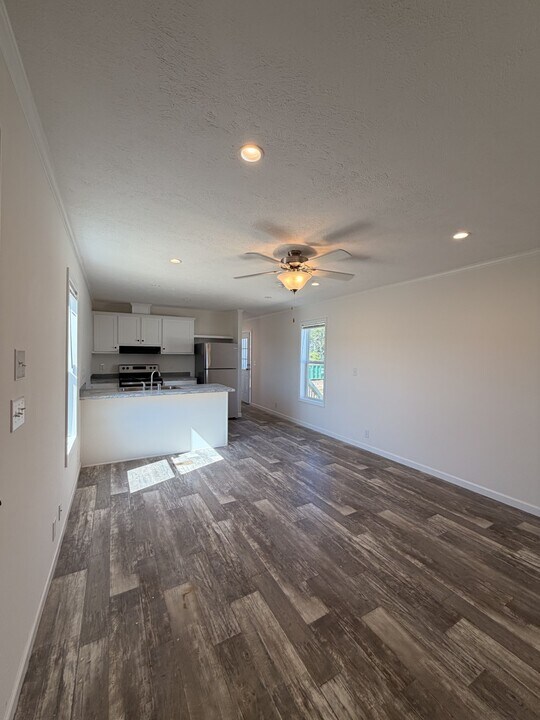 251 Old Country Rd in Eastport, NY - Foto de edificio