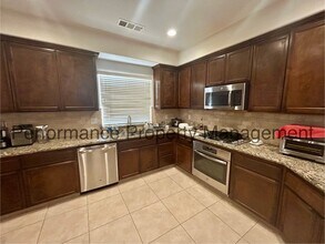 10225 Azimuth St in Bakersfield, CA - Building Photo - Building Photo