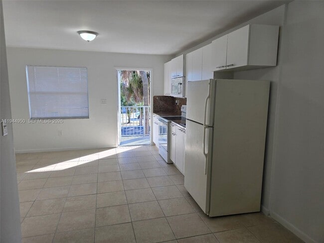 2401 Van Buren St in Hollywood, FL - Building Photo - Building Photo