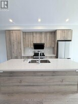 11 Chapple Ln. in Richmond Hill, ON - Building Photo