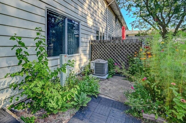 136 N Lakewood Gardens Ln, Unit 136 in Madison, WI - Foto de edificio - Building Photo