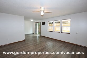 17570 Webster Rd in Gladstone, OR - Building Photo - Building Photo