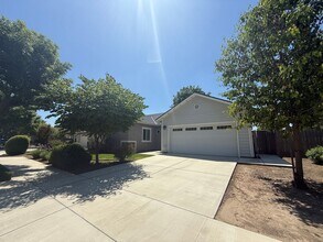 2123 S Columbus Ct in Visalia, CA - Building Photo - Building Photo