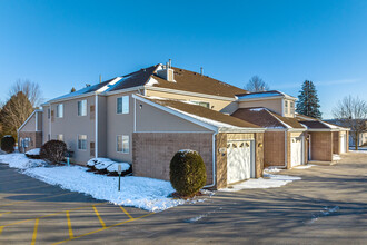 Evergreen Townhomes North in Manitowoc, WI - Foto de edificio - Building Photo