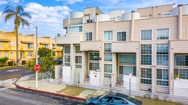 1700-1708 Armacost Ave in Los Angeles, CA - Foto de edificio - Building Photo