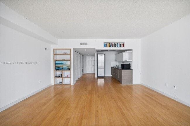 540 Brickell Key Dr in Miami, FL - Building Photo - Building Photo