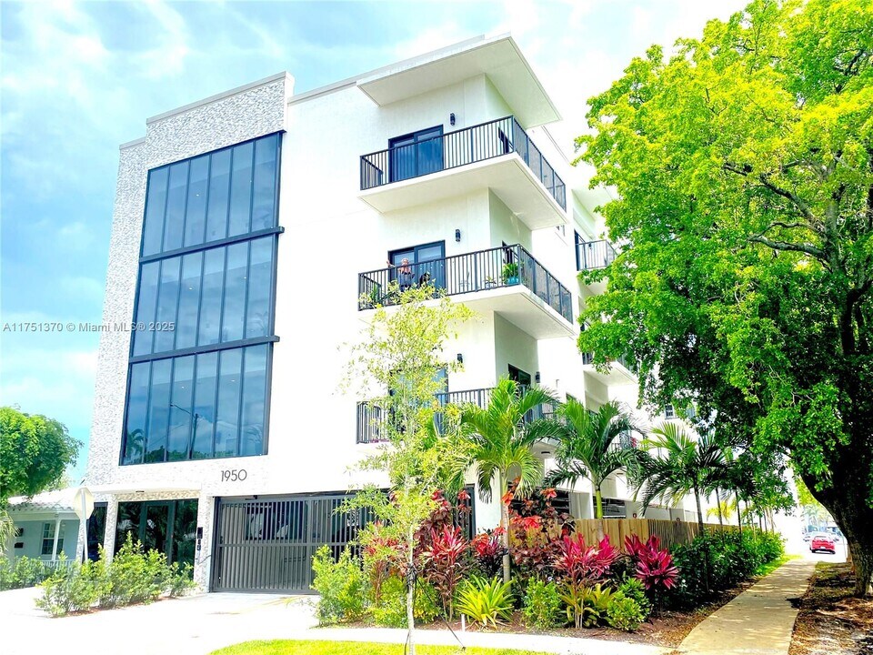 1950 Fletcher St-Unit -306 in Hollywood, FL - Foto de edificio