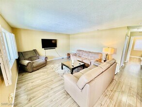 4631 Bayshore Dr in Naples, FL - Foto de edificio - Building Photo