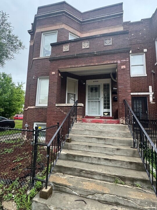 6935 S Laflin St in Chicago, IL - Building Photo