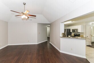 995 Scofield Dr in Cordova, TN - Foto de edificio - Building Photo