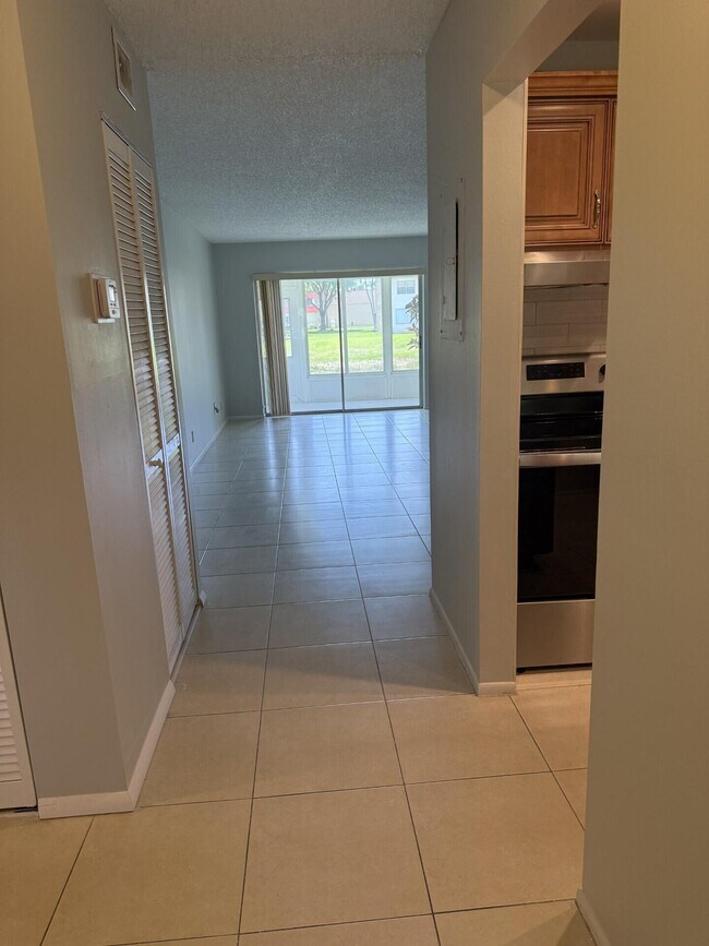 142 Lake Barbara Dr in West Palm Beach, FL - Building Photo - Building Photo