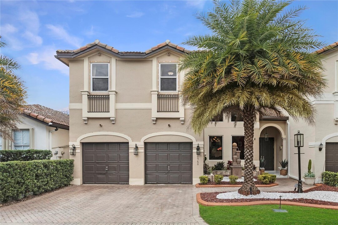 10960 NW 48th Terrace in Doral, FL - Building Photo