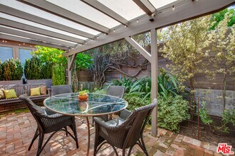 927 1/2 Victoria Ave in Los Angeles, CA - Building Photo - Building Photo