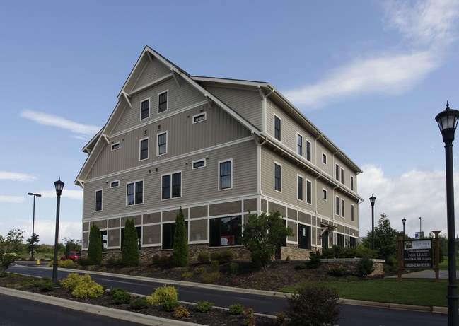 2 Monticello Village Dr in Weaverville, NC - Building Photo - Primary Photo