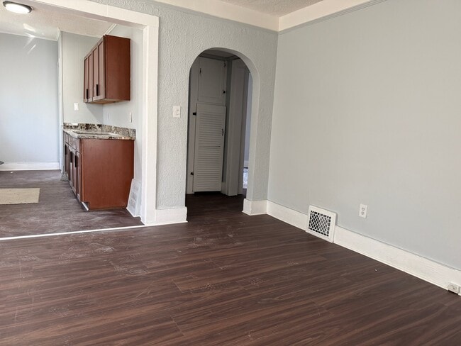 107 N Sanford St in Pontiac, MI - Foto de edificio - Building Photo