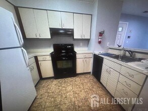 389 Carhart Ct in East Brunswick, NJ - Building Photo - Building Photo