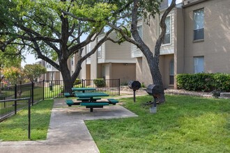 Chevy Chase in Austin, TX - Foto de edificio - Building Photo