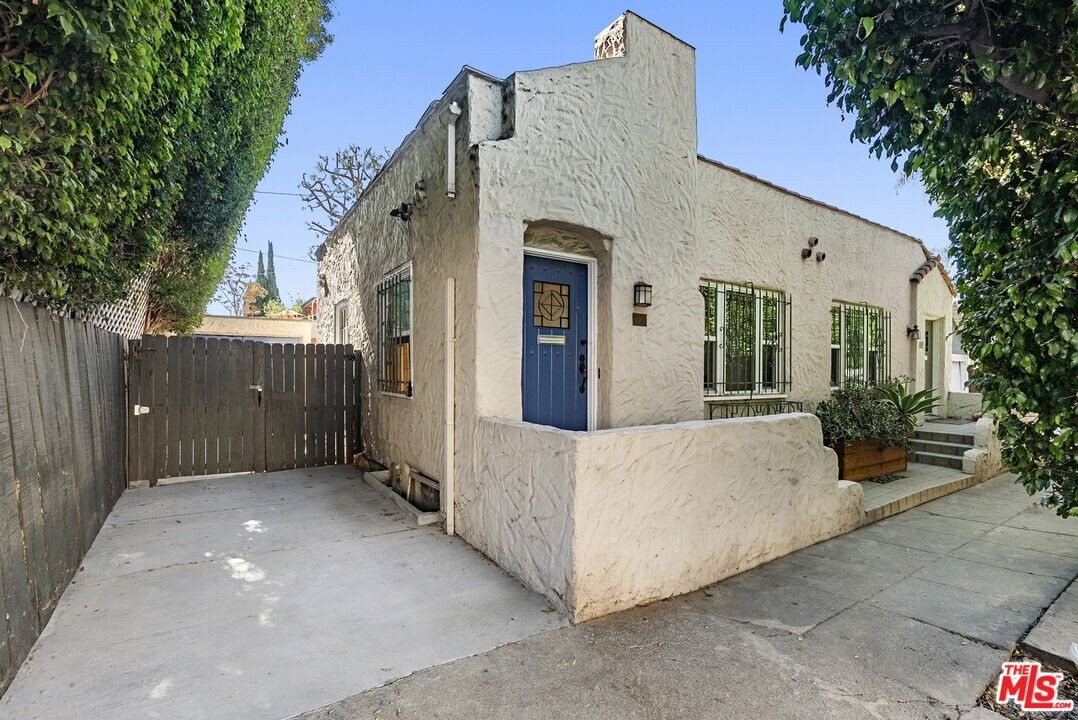 7558 Willoughby Ave in Los Angeles, CA - Building Photo