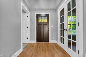 1654 Giddings Rd in Pontiac, MI - Building Photo - Building Photo