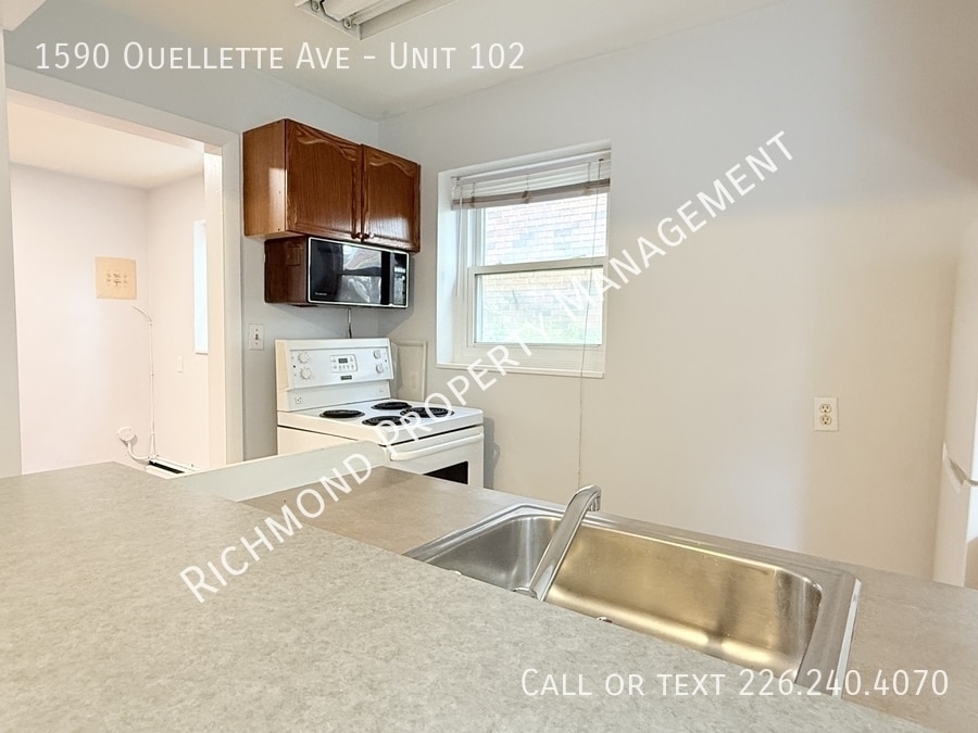 1590 Ouellette Ave in Windsor, ON - Building Photo