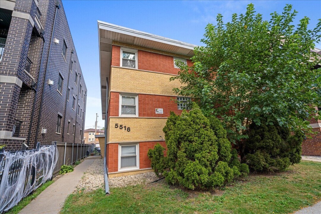 5516 W Higgins Ave in Chicago, IL - Building Photo