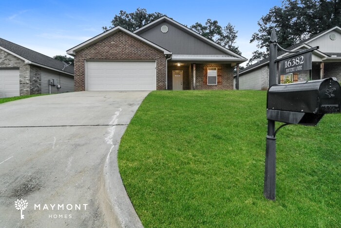 16382 Pottery Ln in Moundville, AL - Foto de edificio