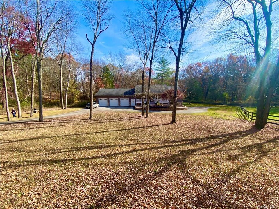 100 Fallkill Rd in Hyde Park, NY - Building Photo