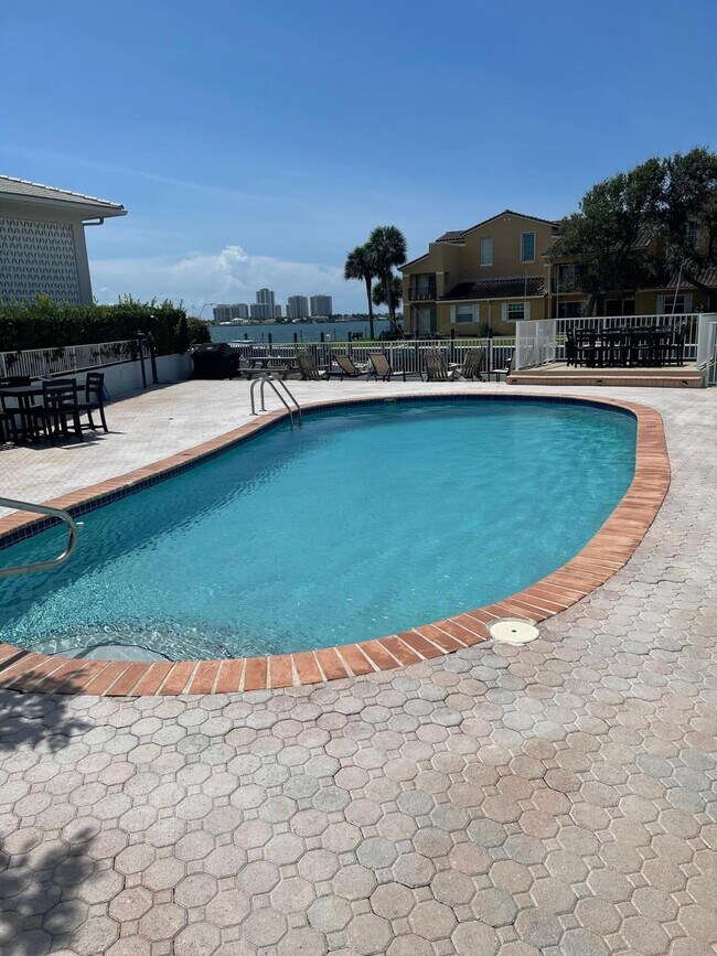 120 Lehane Terrace in North Palm Beach, FL - Building Photo - Building Photo