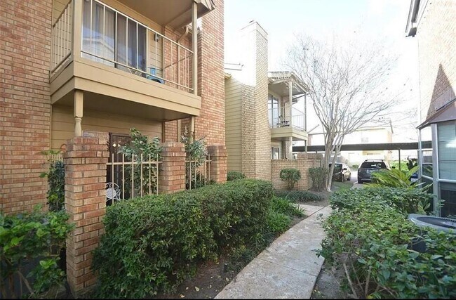 11201 Lynbrook Dr in Houston, TX - Building Photo - Building Photo