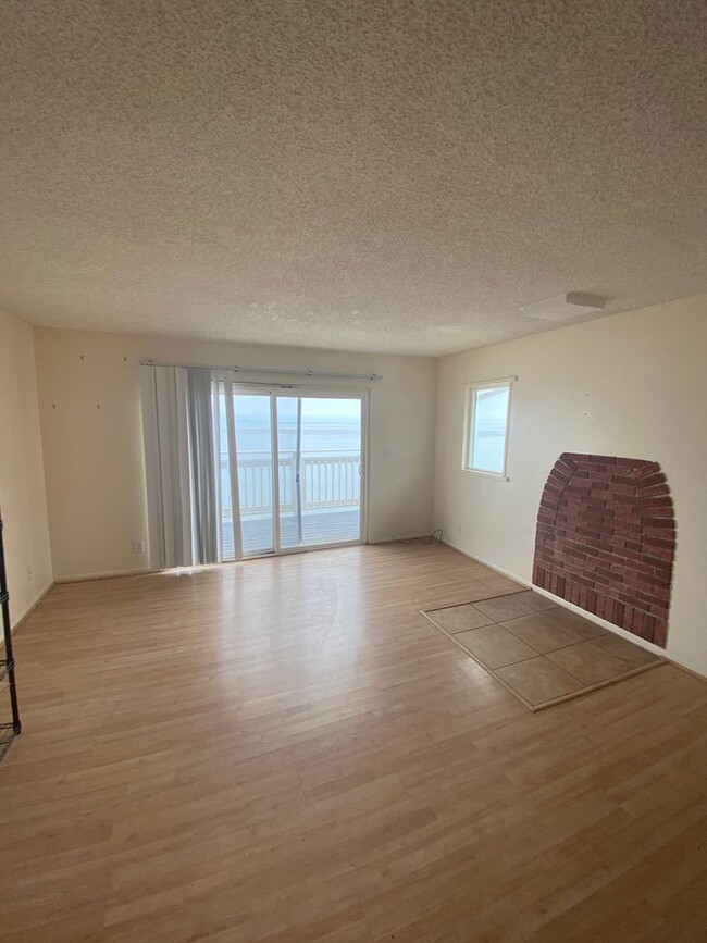 6679 Del Playa Dr in Isla Vista, CA - Foto de edificio - Building Photo
