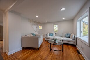 215 Crystal Lake Rd in Middletown, CT - Building Photo