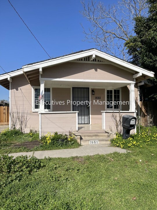 1661 Elm Ave in Atwater, CA - Foto de edificio