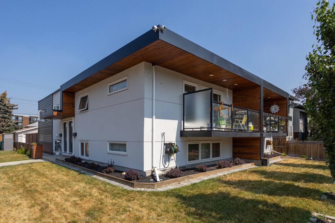 6810 7 St SW in Calgary, AB - Building Photo