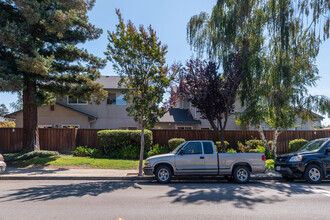 595 Blossom Way in Hayward, CA - Building Photo - Building Photo