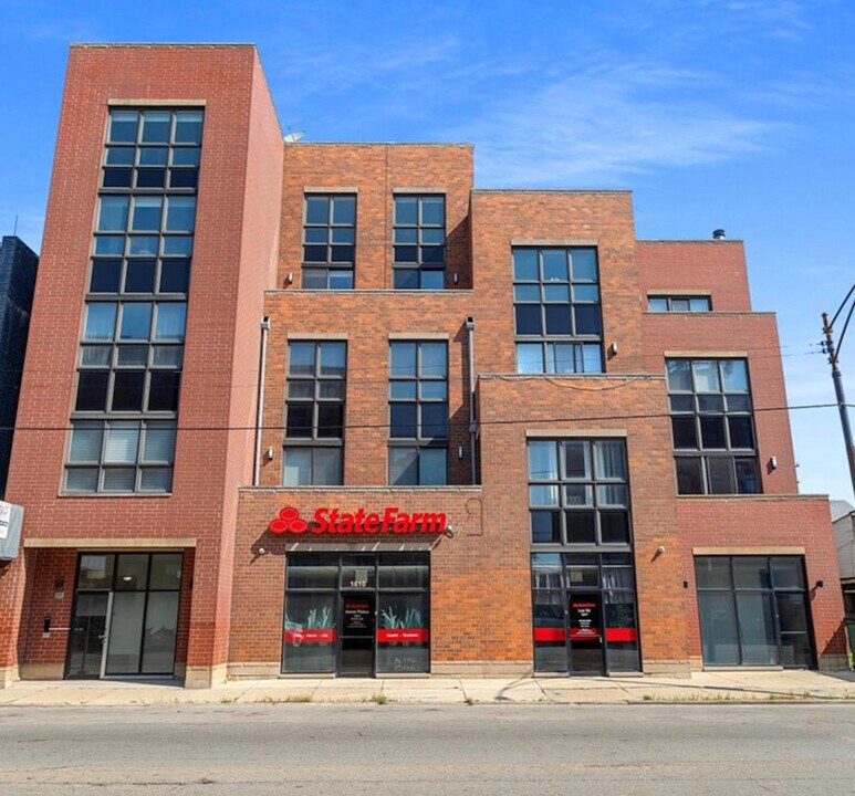 1610 W Grand Ave in Chicago, IL - Building Photo