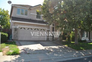7956 Robinson Dr in Roseville, CA - Building Photo