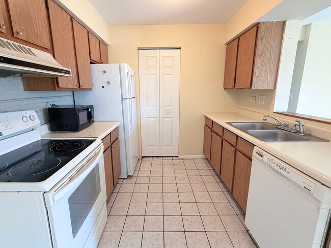 645 S Virginia Rd in Crystal Lake, IL - Building Photo - Building Photo